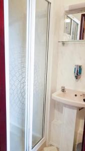 La salle de bains est pourvue d'une douche et d'un lavabo. dans l'établissement Valdene Hotel, à Blackpool