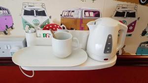 - une bouilloire et des tasses sur un plateau blanc dans l'établissement Valdene Hotel, à Blackpool