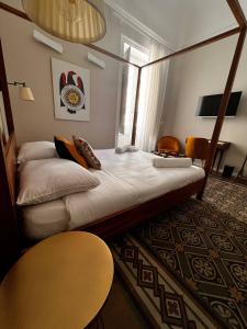 um quarto com uma cama grande num quarto em B&B TIVÌTTI em Palermo