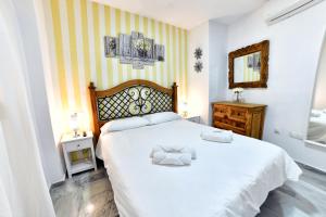 A bed or beds in a room at WonderStays Apartamentos Maribel