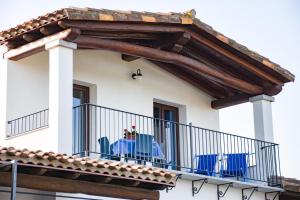 バリ・サルドにあるDreamy Seasideのバルコニー(椅子付)、男性用テーブル