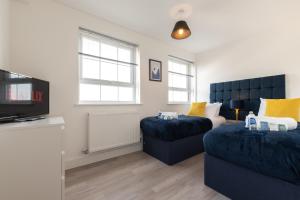 un soggiorno con divano e TV di Smart Apartments - Atlantic Mansions a Southampton
