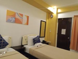 Postel nebo postele na pokoji v ubytování Amax Inn Cebu
