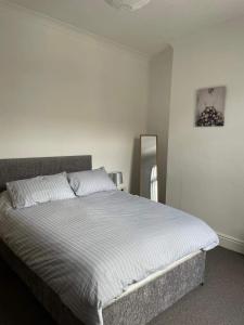 Ένα ή περισσότερα κρεβάτια σε δωμάτιο στο The Lawrence, Redcar - 2 Bedroom Victorian House - Free On-Street Permit Parking, Fast Wifi, Virgin TV - Perfect for Contractors, Families and Couples