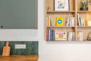 a room with a book shelf with books at Suite in Suresnes