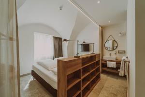 Un pat sau paturi într-o cameră la Burghotel Schlaining