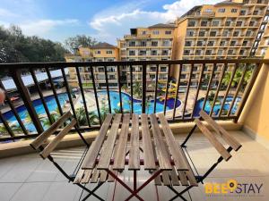 ławka na balkonie z widokiem na basen w obiekcie Gold Coast Morib Themepark View Studio w mieście Banting
