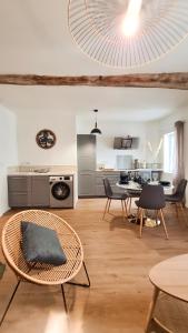 sala de estar amplia con mesa y sillas en Superbe Apt T2 en centre-ville, en Marmande