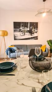 sala de estar con mesa con gafas y sofá en Superbe Apt T2 en centre-ville, en Marmande