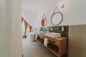 StadtschlainingBurghotel Schlaining的配有两个水槽和两面镜子的浴室