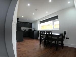 Dapur atau dapur kecil di Fully Accessible - Disability Adapted Holiday Cottage - Skegness +3 gambar