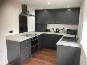 Dapur atau dapur kecil di Fully Accessible - Disability Adapted Holiday Cottage - Skegness