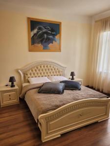 Postel nebo postele na pokoji v ubytování Talsu Vecpilsētas apartmenti