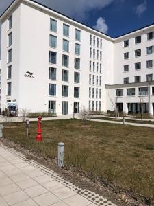 einem roten Hydranten vor einem weißen Gebäude in der Unterkunft Haus Granitz 3.5 - Strandjuwel in Binz