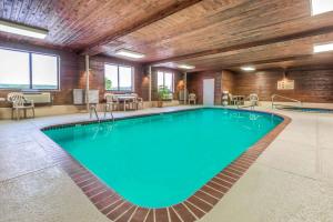 una piscina en una habitación de hotel con una gran piscina en Super 8 by Wyndham Salina I-70, en Salina