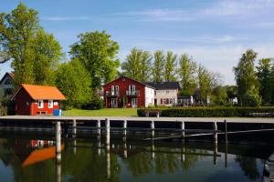 een huis naast een waterlichaam bij Pension Walfischhaus in Born