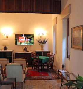 salon ze stołem i telewizorem w obiekcie Hotel Mediterranée w Taominie