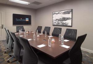 una sala de conferencias con una mesa larga y sillas en Sonesta ES Suites Raleigh Durham Airport Morrisville, en Morrisville