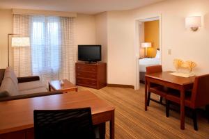 a living room with a couch and a television at Sonesta ES Suites Chicago Waukegan Gurnee in Waukegan