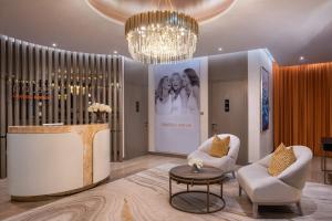 Uma área de estar em Paramount Hotel Midtown
