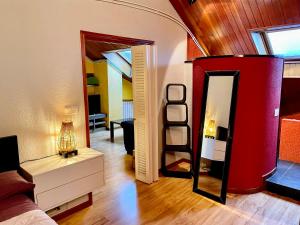um quarto com um espelho e um quarto com uma cama em Buhardilla original em León