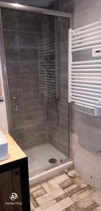 a shower with a glass door in a bathroom at LES FONTANILLES odeillo chalet 60 WIFI & PARKING gratuit exposé plein sud & plein pied , draps & serviettes de toilettes non inclus, sabanas y toallas no incluidos in Font-Romeu-Odeillo-Via +29 photos