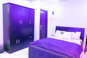 Llit o llits en una habitació de Easyinn Shortlet Apartment