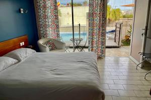 Postel nebo postele na pokoji v ubytování Amerique Hotel Palavas - Piscine - Plage + 37 fotografií