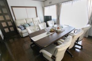 comedor con mesa y sofá en Minamitsuru-gun - House - Vacation STAY 82499, en Fujikawaguchiko