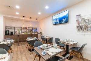 a restaurant with tables and chairs and a counter at Neocore in Naples