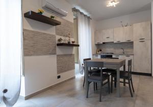 - une cuisine et une salle à manger avec une table et des chaises dans l'établissement La Rocca, à Nicosia