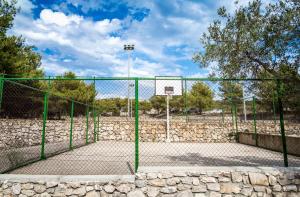 Tenis a/nebo squash v ubytování Apartments Jezera Lovišća nebo okolí
