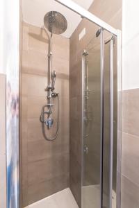 y baño con ducha y puerta de cristal. en Hotel Villino Gallodoro, en Taormina