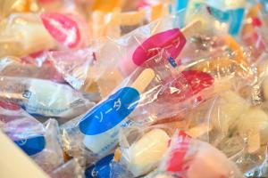 um monte de doces em sacos plásticos com alças azuis em Hotel Keihan Sapporo em Sapporo