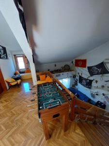 een kamer met een grote tafelvoetbaltafel in een kamer bij Pirate Backpackers in Ulcinj