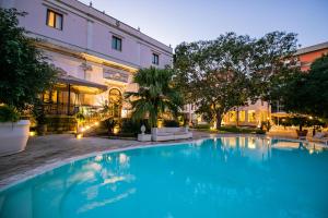 Bazén v ubytování Hotel Parco delle Fontane nebo v jeho okolí