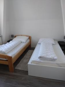 سرير أو أسرّة في غرفة في Geräumiges Appartement in Osnabrück