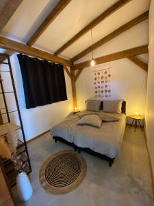 sypialnia z łóżkiem w pokoju z drewnianym sufitem w obiekcie Zantverde w Zandvoort