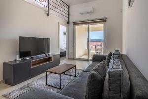 TV a/nebo společenská místnost v ubytování Sunrise Apartment