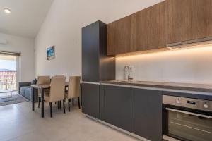 Kuchyň nebo kuchyňský kout v ubytování Sunrise Apartment