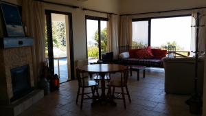 sala de estar con mesa y sofá en Villa Bella Vista, en Droushia