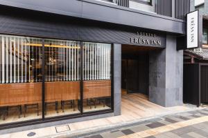 Sotetsu Fresa Inn Kyoto-Kiyomizu Gojo في كيوتو: متجر أمام مبنى به نوافذ زجاجية