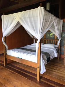 Tempat tidur dalam kamar di The BeachHouse Tanjung Lesung