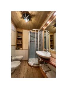 a bathroom with two sinks and a shower at NONNA PINA Appartamento PUTTI in Padola +33 photos
