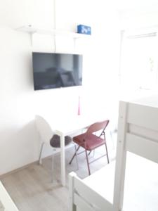 Zimmer mit einem Tisch, einem Stuhl und einem Schreibtisch in der Unterkunft Center of Plitvice + Free Parking + Self Check-in in Plitvička Jezera