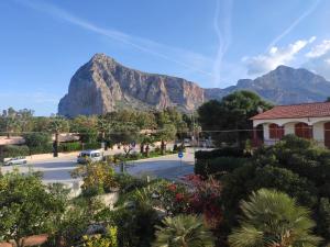 A general mountain view or a mountain view taken from Az apartmant