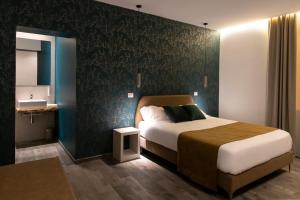 una camera con letto e parete verde di Porta Vetere - Boutique Rooms a Trani