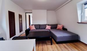 Postel nebo postele na pokoji v ubytování Domki Nad Stawami Apartament
