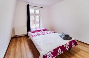 Postel nebo postele na pokoji v ubytování Domki Nad Stawami Apartament