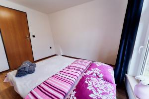 Postel nebo postele na pokoji v ubytování Domki Nad Stawami Apartament